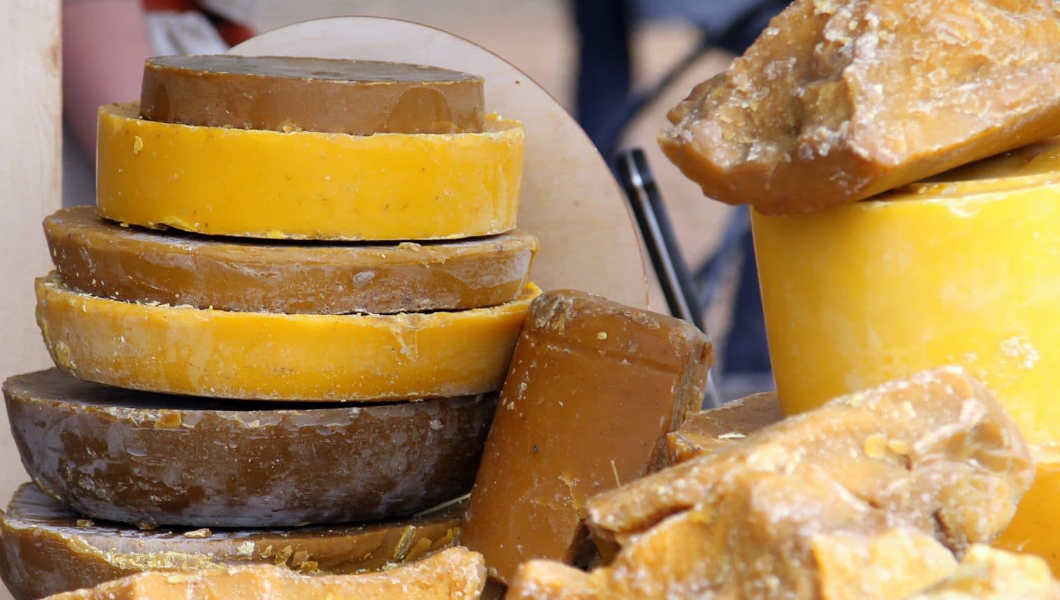 How to Harvest Beeswax Beginner’s Guide